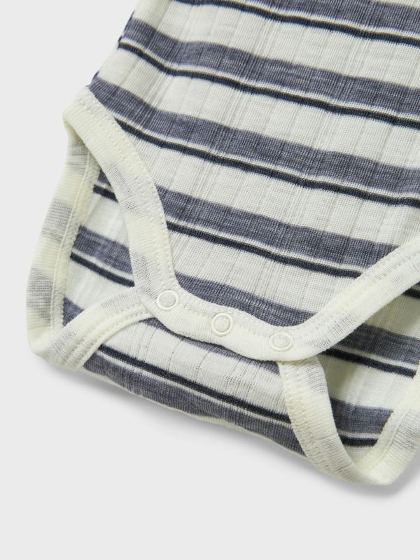 Nbmwang offwhite og blågrå stripete ullbody