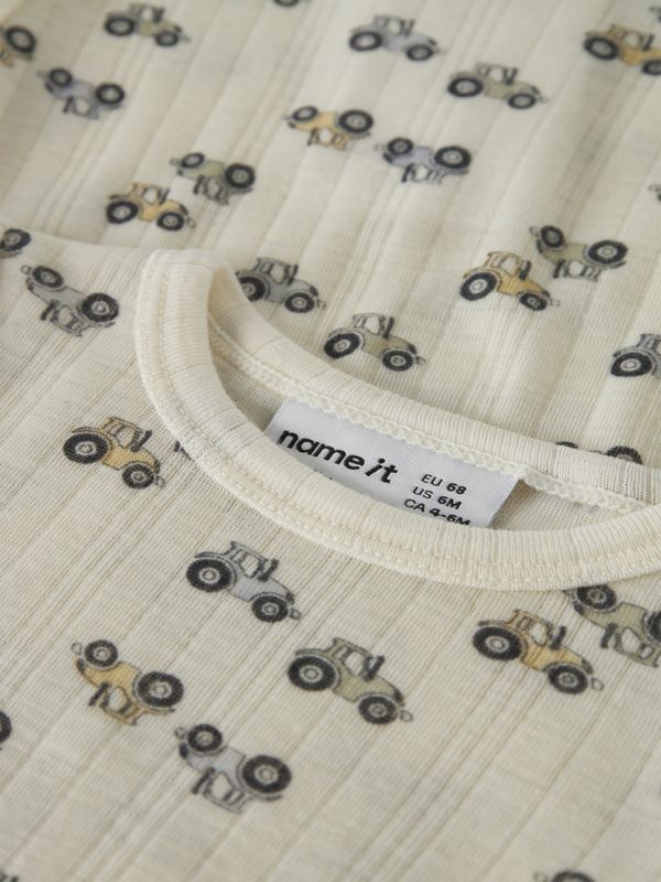 Nbmwang offwhite ullbody m/traktorer